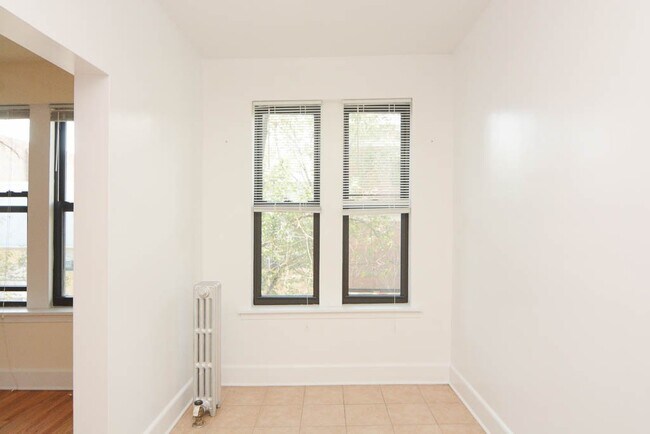 Building Photo - 2704 N Sawyer Ave