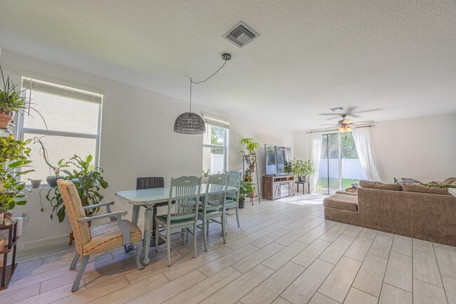 Foto del edificio - 2460 Timber Forest Dr