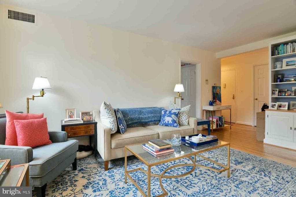 Foto principal - 3831 Newark St NW