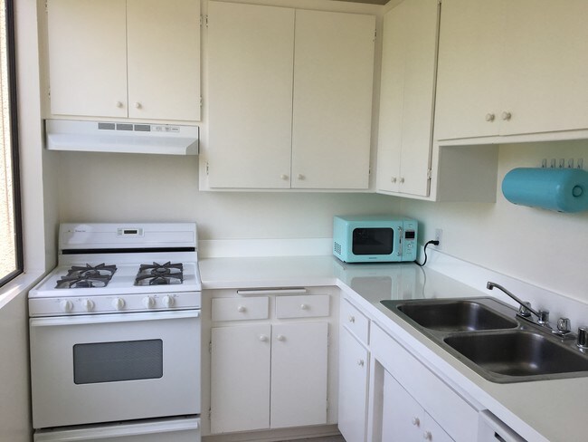 Foto del edificio - 1400 Kelton Ave