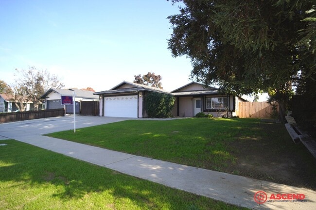 Building Photo - Charming home is Oildale!