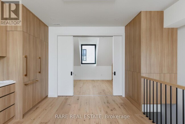 Photo du bâtiment - 449 Montrose Ave