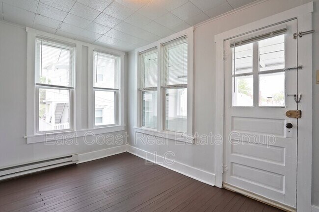 Foto del edificio - 218 W Wilson Blvd