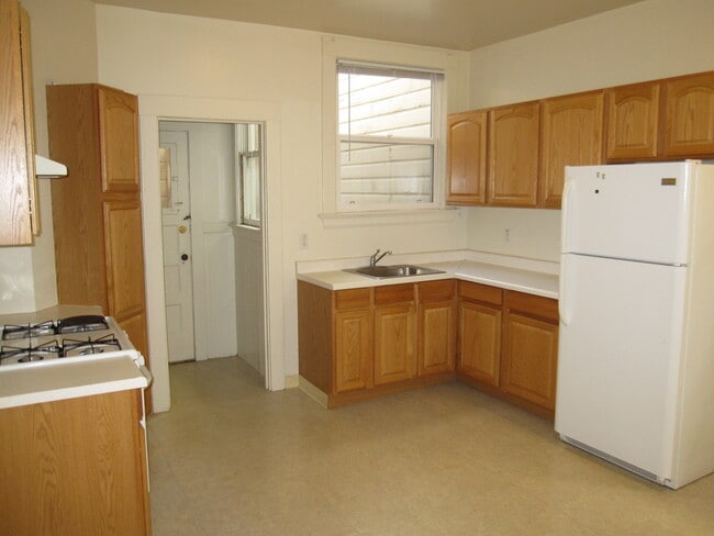 Building Photo - 404 12th Ave