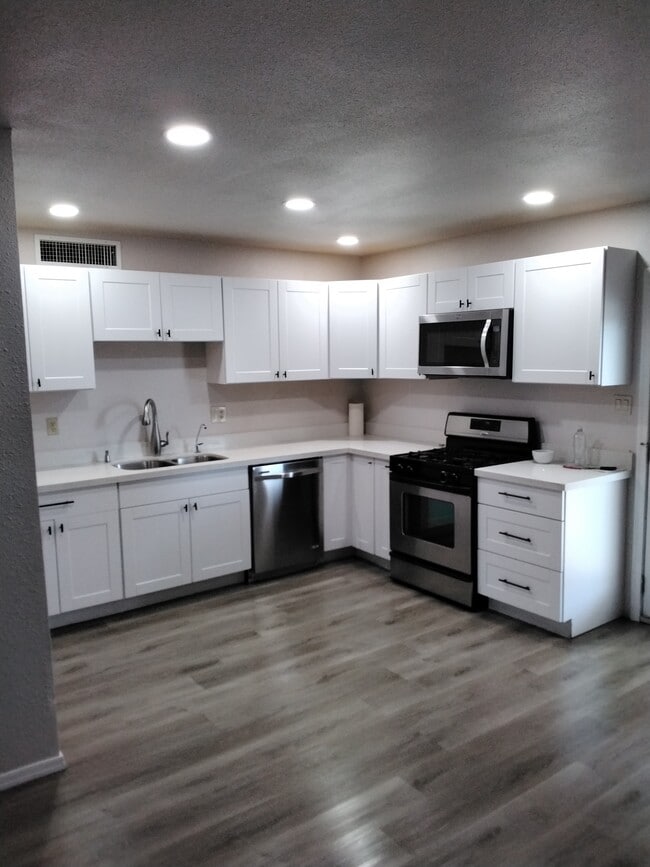 Fully equipped kitchen - 3253 W Country Gables Dr