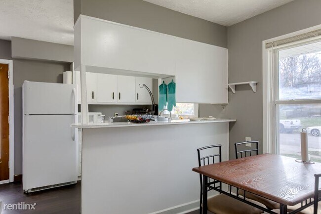 Building Photo - 2 br, 1 bath House - 5310 W Kingsley St