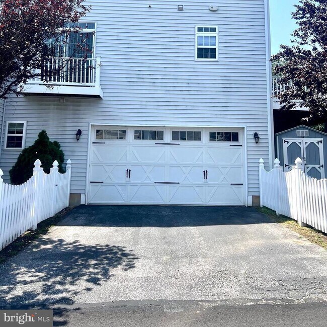 Building Photo - 712 Mill St