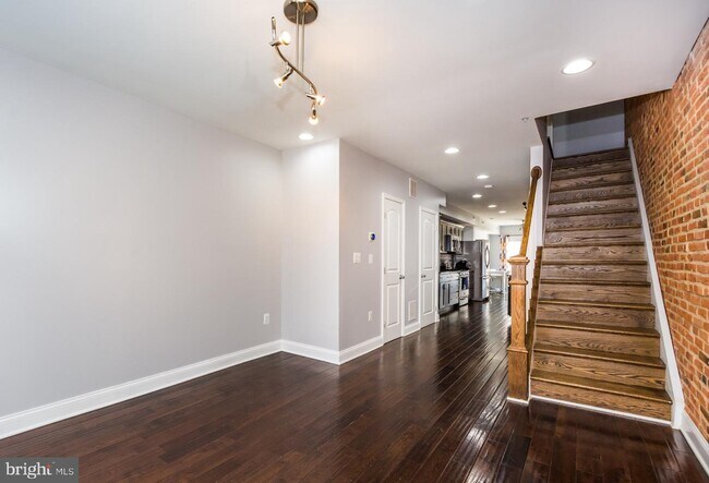 Building Photo - 411 E Clement St