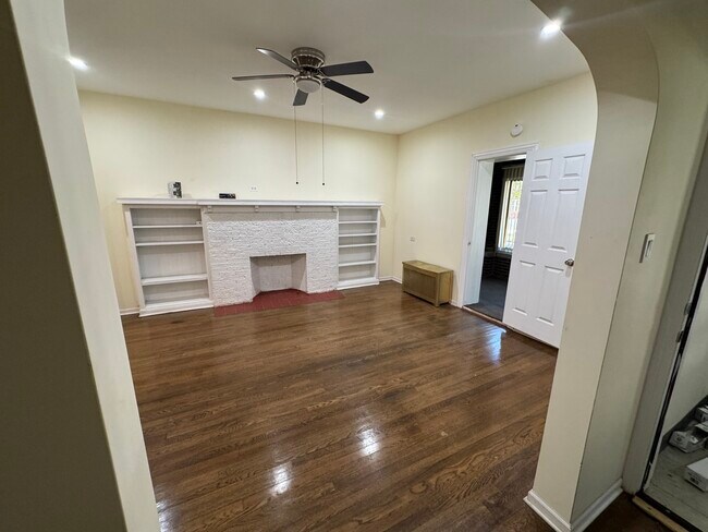 Building Photo - 8129 S Evans Ave