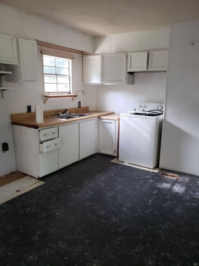 Building Photo - Available Soon! Apply now and rent this af...