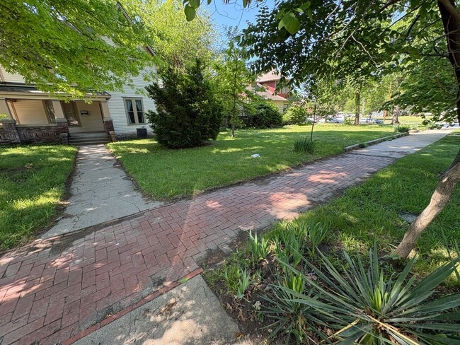 Building Photo - 4 bedroom 2 bathroom Historic Home Downtown Manhattan KS