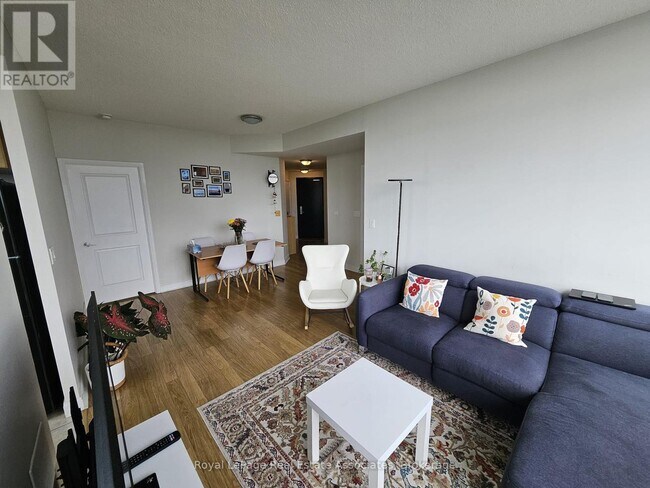 Photo du bâtiment - 90 Absolute Ave