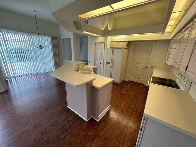 Foto del edificio - EXECUTIVE 4/3/3 POOL HOME ON GOLF COURSE G...