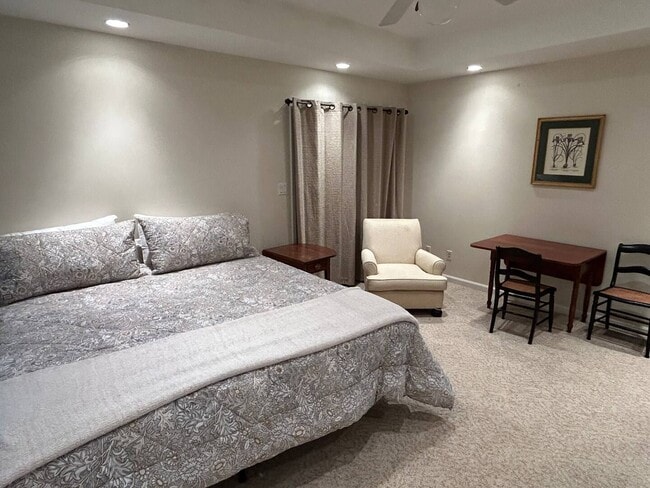 Building Photo - 4 Bedroom 3.5 Bath House Furnished With At...