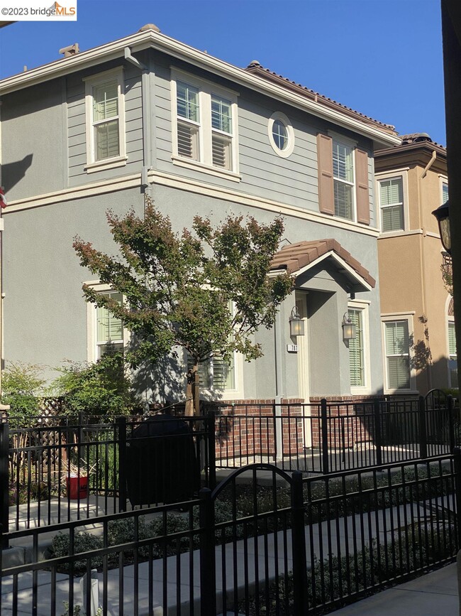 Building Photo - 787 King Palm Ln