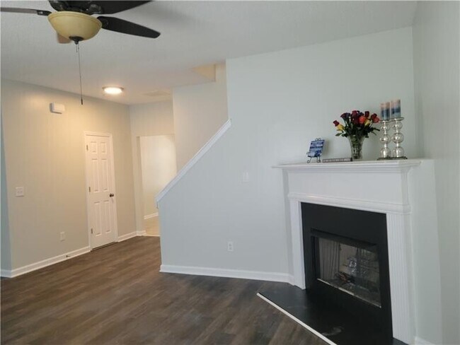 Building Photo - 4911 Robinson Square Dr