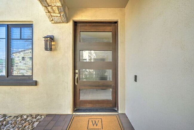 Foto del edificio - COMING SOON! Breathtaking Views, 3 Bed 3.5 Bath Townhome, Minutes Walking Distance to Fashion Squ...