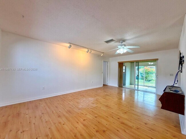 Foto del edificio - 11730 NW 33rd St