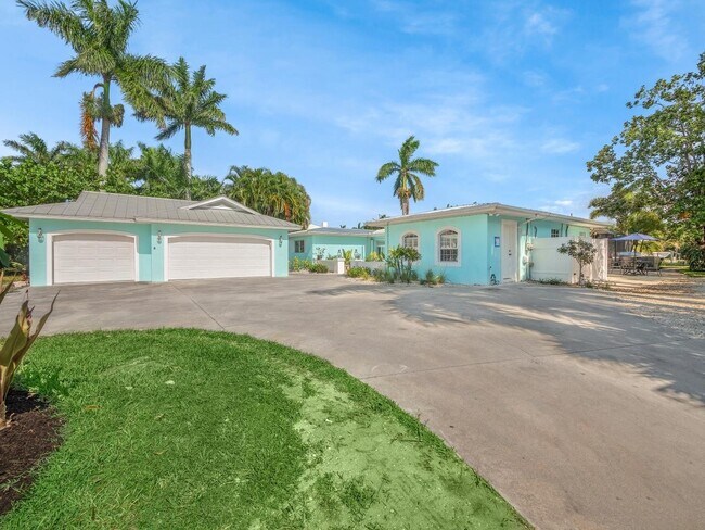 Building Photo - 1820 NW Bright River Point