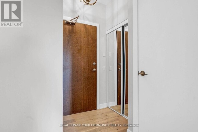 Photo du bâtiment - 2220 Lake Shore Blvd W