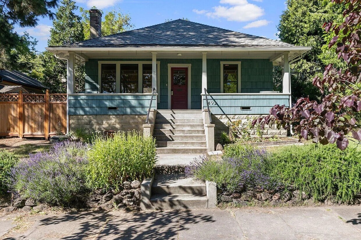 Foto principal - 3 Bedroom Craftsman style home in prime As...