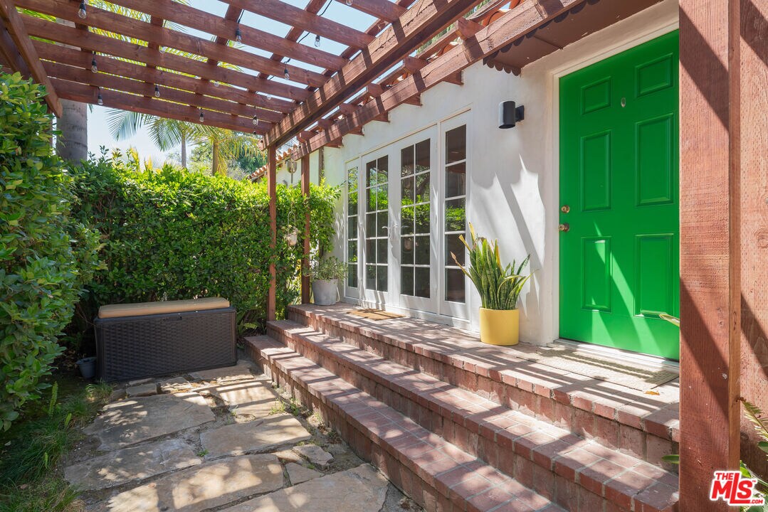 Foto principal - 818 1/2 N Sweetzer Ave