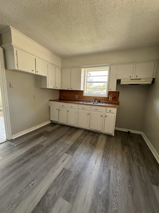 Building Photo - 126 Jelk St