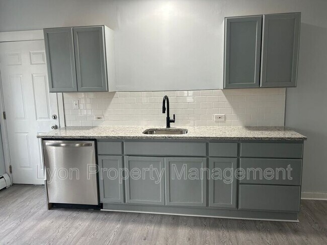 Foto del edificio - 111-113 Sayles Avenue