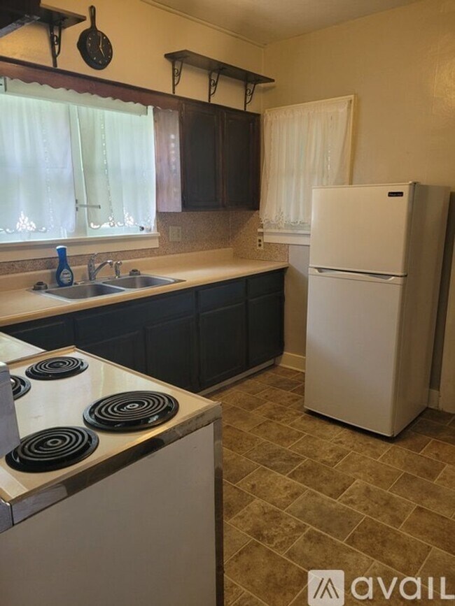 Building Photo - 2 Bd 1 Ba House in Beatrice Available in J...