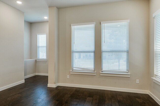 Foto del edificio - 1237 Pebblebrook Dr