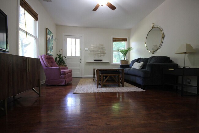 Foto del edificio - DEEP EDDY/TARRYTOWN UPDATED 2/1 house on 1...