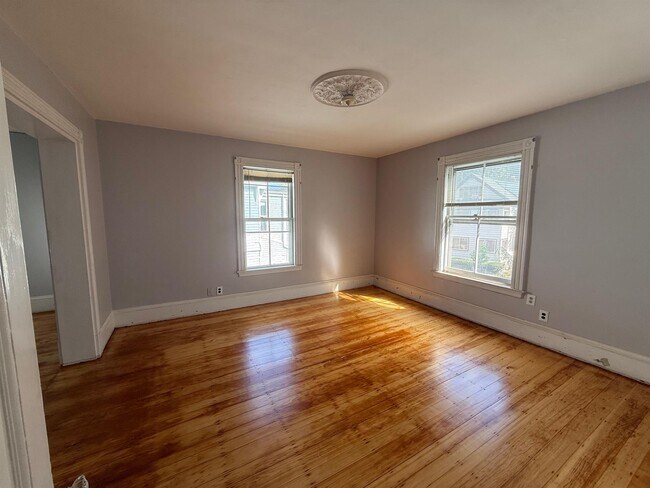 Foto del edificio - 57 Rindge Ave