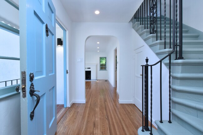 Building Photo - 13632 Oak Canyon Ave