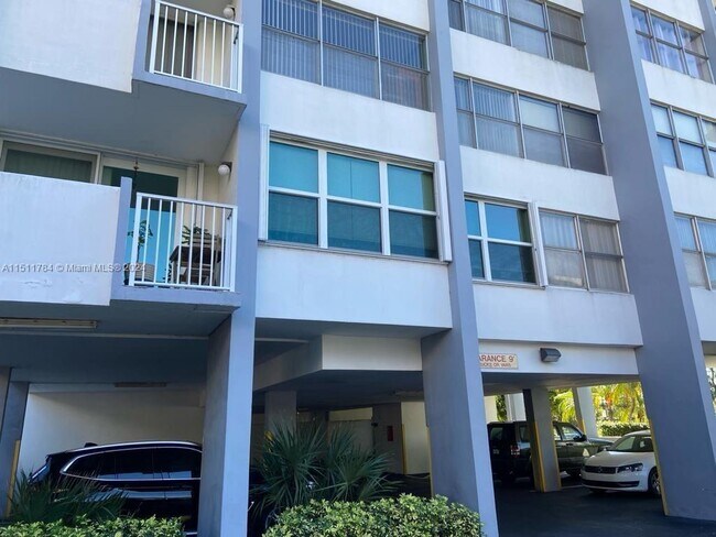 Foto del edificio - 1300 NE Miami Gardens Dr