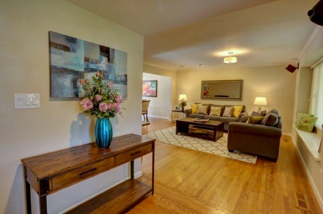 Building Photo - Executive 5BR Home with Private Backyard Retreat