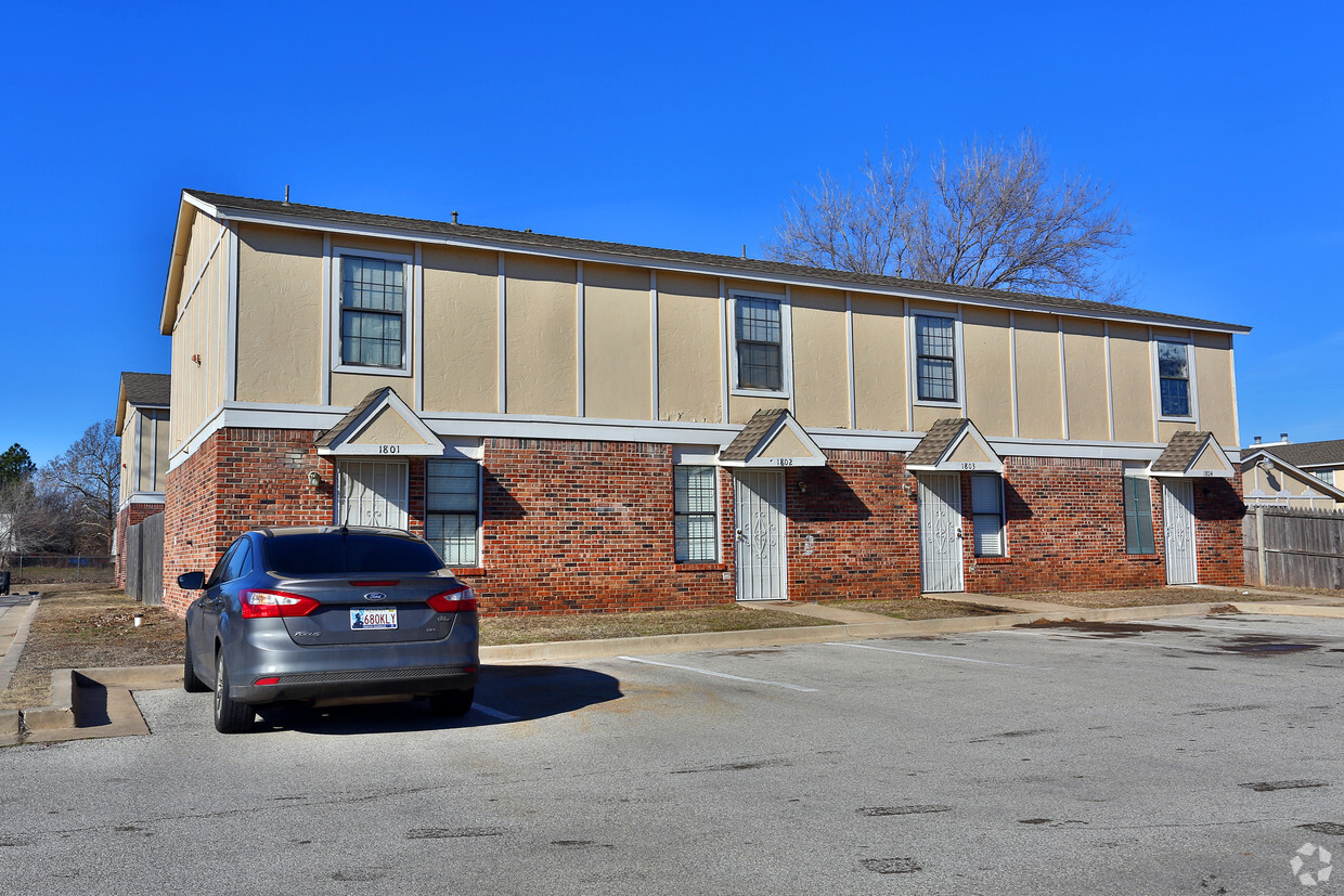 Foto principal - MacArthur Park Townhomes