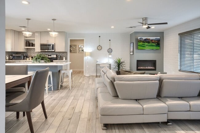 Foto del edificio - 7615 E 3rd St