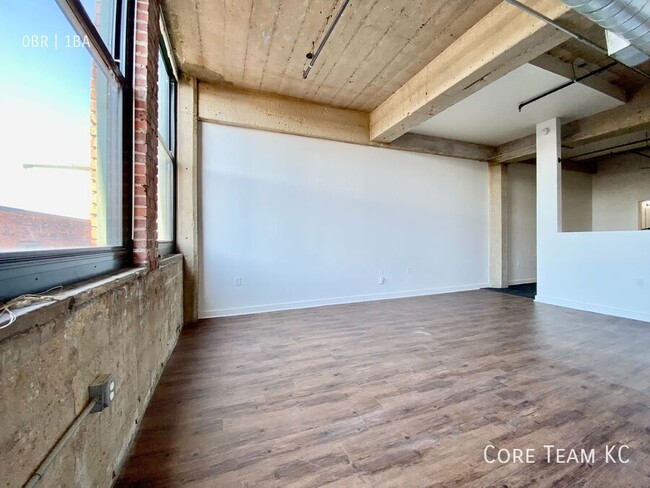 Building Photo - Renovated Spacious Loft For Rent in Downto...