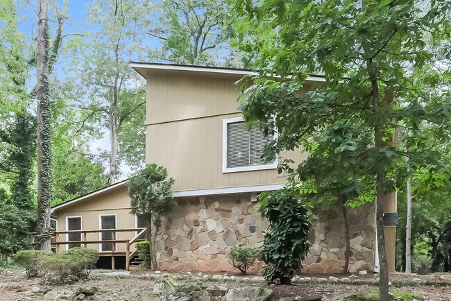 Foto del edificio - 6516 Walden Pond Rd