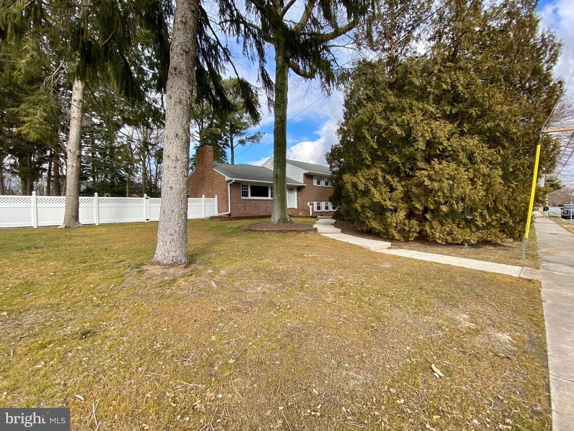 Primary Photo - 515 Lakeview Ave