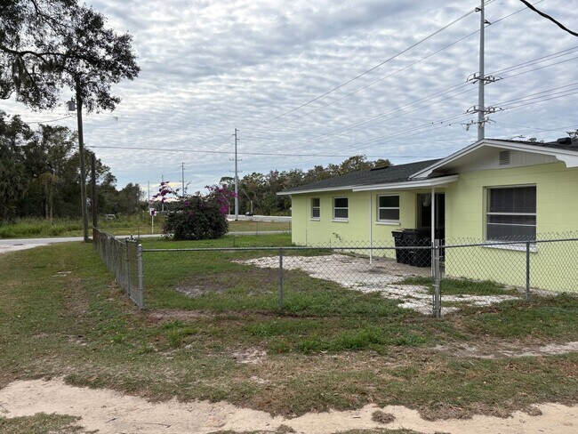 Foto del edificio - For Rent: 4-Bedroom Home in Lakeland