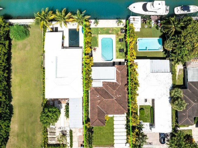 Foto del edificio - 7610 Bayside Ln
