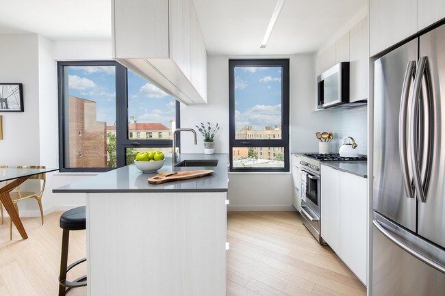 Foto del edificio - 37-46 72nd Street