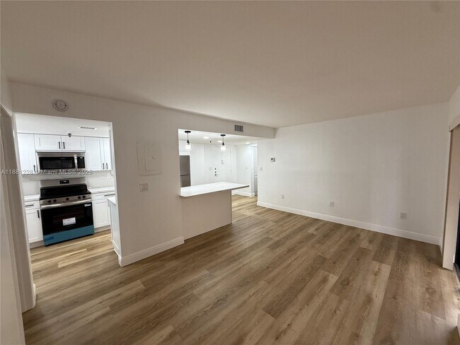 Foto del edificio - 5249 NW 7th St