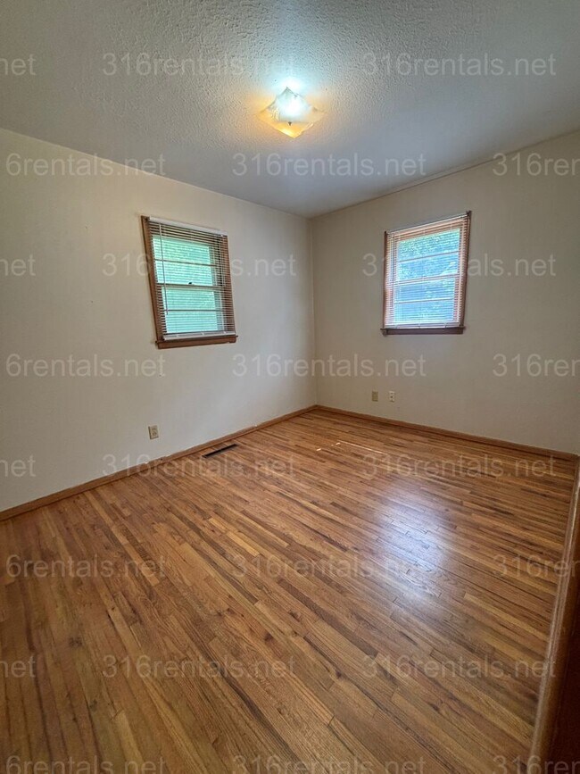 Foto del edificio - Two bed one bath available NOW!