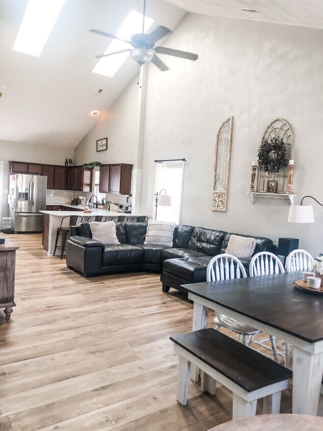 Foto principal - 1115 Crosscreek Dr