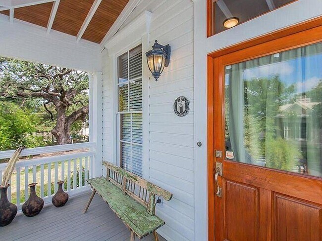 Foto del edificio - 1000 E 8th St