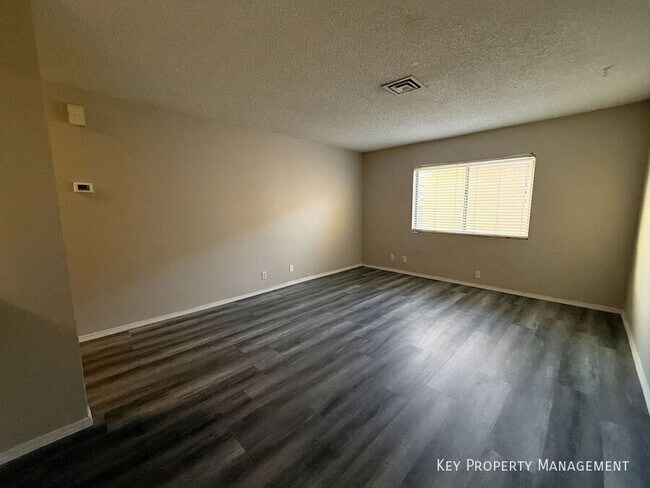 Foto del edificio - 5206 Golden Ln