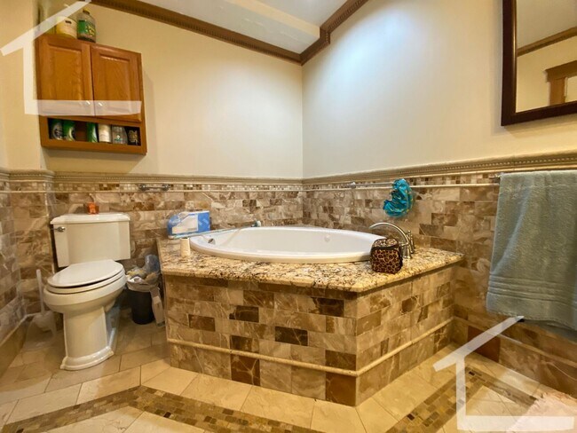 Foto del edificio - Spacious 4-bed, 2-bath in Allston - Laundry in Unit!