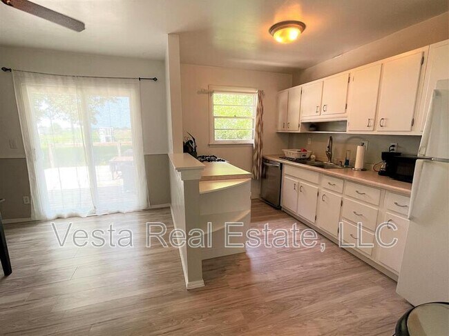 Foto del edificio - 407 Priscilla Ln